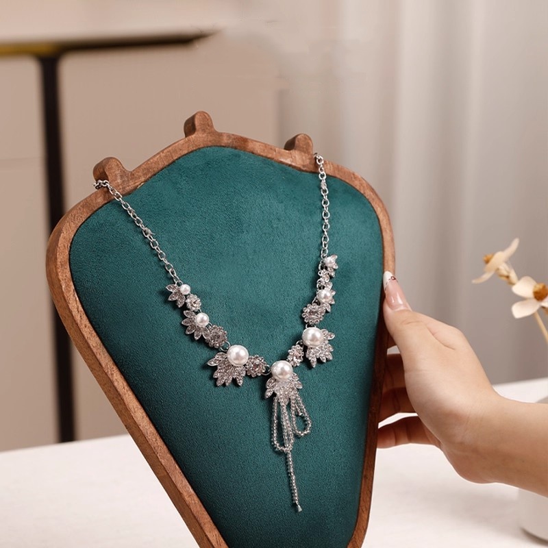 바디 우드 목걸이 진열대, 화이트 가죽 소프트 매트 목 - Body Jewelry Stores 리뷰 및 가격